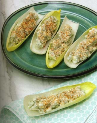 Chicory stuffed with blue cheese Ojas de chicoria con queso de cabrales